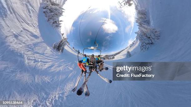 ケーブルカーで selfie をしているスキーヤーのグループ - 360度視点 ストックフォトと画像