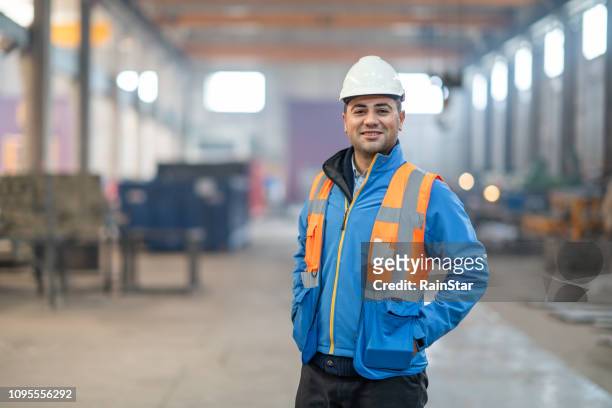 porträt eines factory-ingenieur - manufacturing occupation stock-fotos und bilder