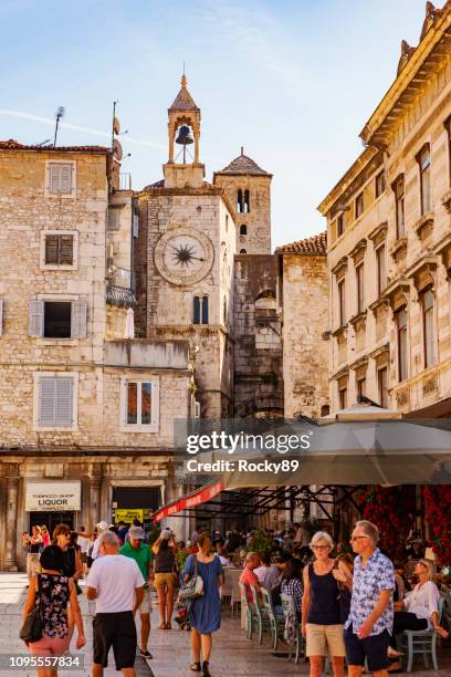 people's square kijken zeljezna vrata en cyprians palace, kroatië - town square stockfoto's en -beelden