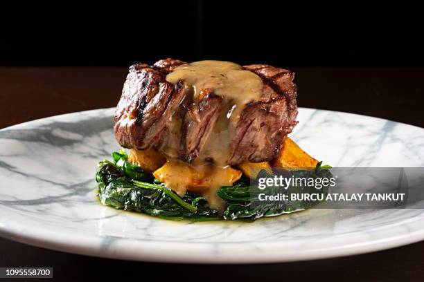 grilled fillet steak - filetto foto e immagini stock