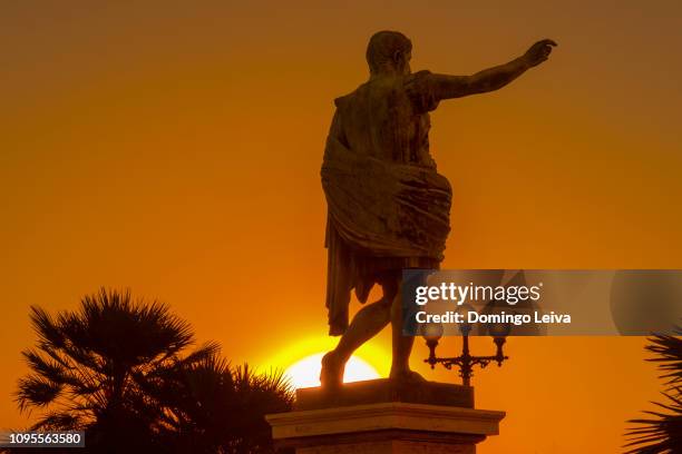 backlight of ceasar statue, cesario console park, naples - giulio cesare imperatore foto e immagini stock