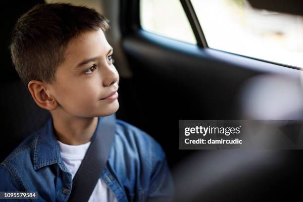 leende tonårspojke i bilen - backseat bildbanksfoton och bilder