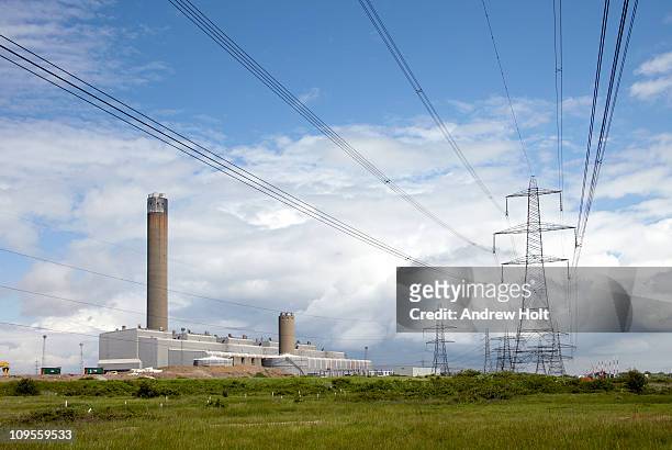 power station with pylons on isle of grain, kent - gas works stock pictures, royalty-free photos & images