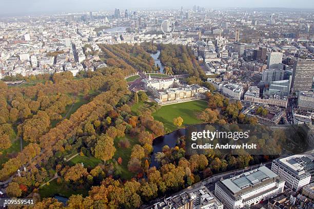 aerial view of buckingham palace in autumn - birdseye view of the queens garden party from the roof of buckingham palace stockfoto's en -beelden