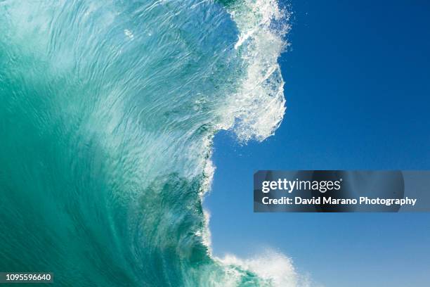 midday ocean wave - newport beach california fotografías e imágenes de stock