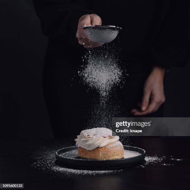 zweedse semla typische tarwe broodje met room - shrovetide stockfoto's en -beelden