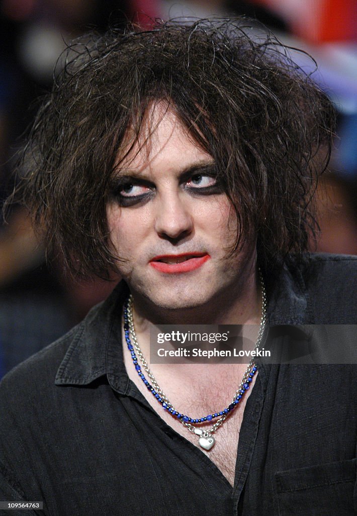 Robert Smith of The Cure during Robert Smith of The Cure Visits... Fotografía de noticias - Getty Images Robert Smith of The Cure during Robert Smith of The Cure Visits... Fotografía de noticias - Getty Images