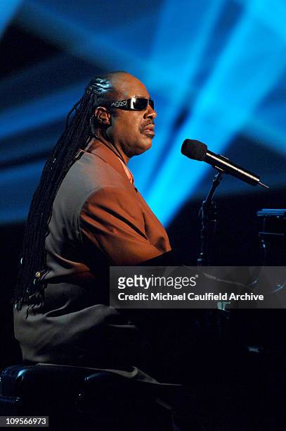 Stevie Wonder peforms "Ordinary People" and My Cherie Amour"