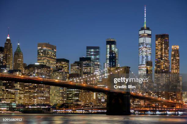 manhattan (new york), stadsgezicht met brooklyn brug bij nacht - brooklyn bridge stockfoto's en -beelden