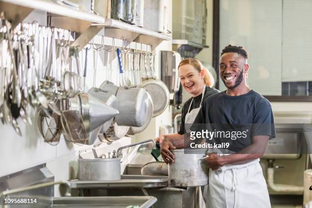 multi-etnische werknemers in commerciële keuken - chef kitchen stockfoto's en -beelden