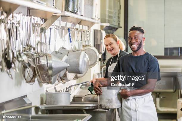 trabalhadores multi-étnica na cozinha comercial - indústria de comida e bebida - fotografias e filmes do acervo