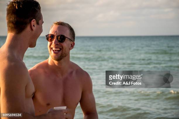 junge homosexuelle paare am strand - varadero beach stock-fotos und bilder