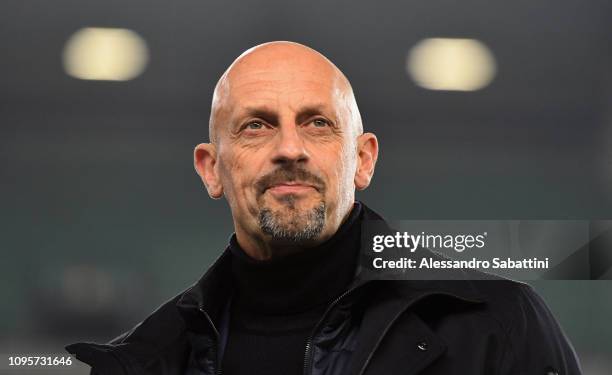 Domenico Di Carlo head coach of Chievo Verona looks on during the Serie A match between Chievo Verona and AS Roma at Stadio Marc'Antonio Bentegodi on...