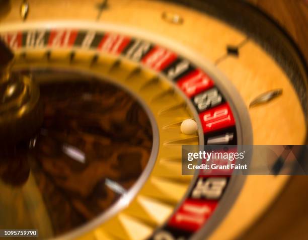 gambling roulette wheel - kansspel stockfoto's en -beelden