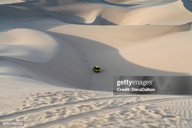 strandbuggy auf sanddünen in huacachina, peru - autorallye stock-fotos und bilder