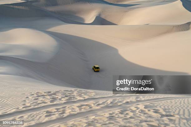 beach buggy sobre dunas de arena en huacachina, perú - car rally fotografías e imágenes de stock