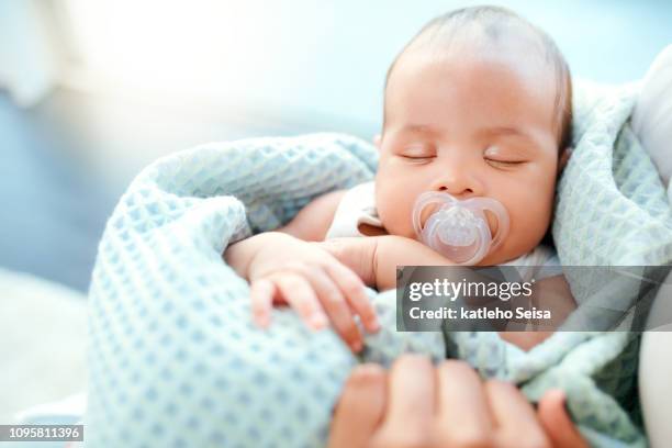 tief im traumland - babyausrüstung stock-fotos und bilder