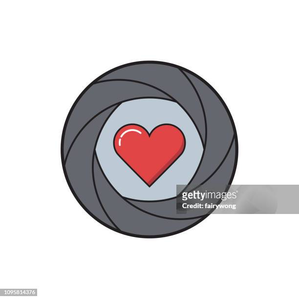 stockillustraties, clipart, cartoons en iconen met shutter met hart pictogram - studio shot