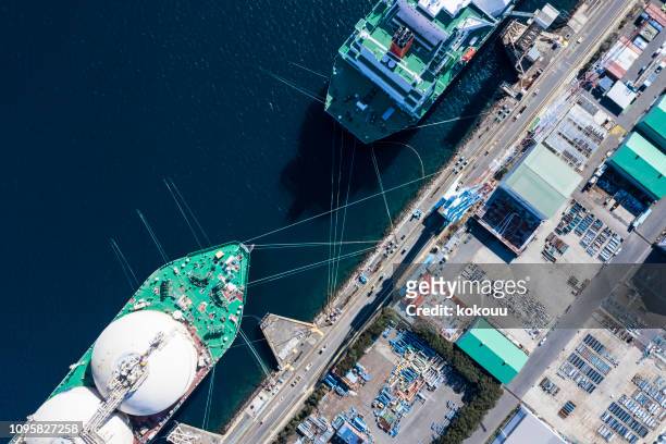 buque de transporte grande y vista del puerto - dársena fotografías e imágenes de stock