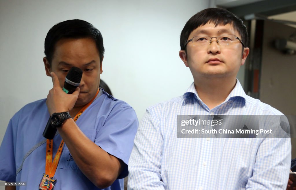 Dr. Lee Foo Khong , veterinarian of Ocean Park; with Wang Chengdong ,...  News Photo - Getty Images