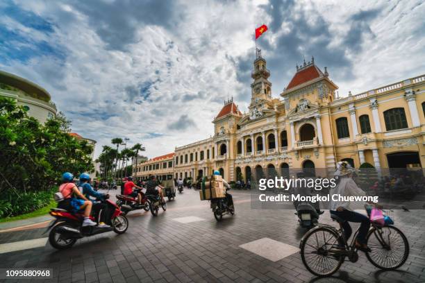 traffic on the road at front of ho chi minh city hall in ho chi minh city capital of vietnam - modern vietnam stockfoto's en -beelden