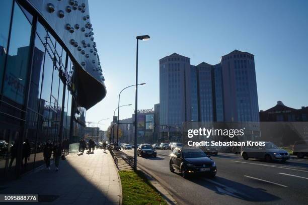 busy ostfeldstrasse in sunshine, downtown essen, germany - essen ruhrgebiet stock-fotos und bilder