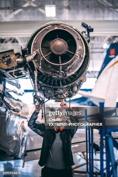 mayor mujer ingeniero trabajando en un motor de jet del avión en un hangar - aerospace industry fotografías e imágenes de stock