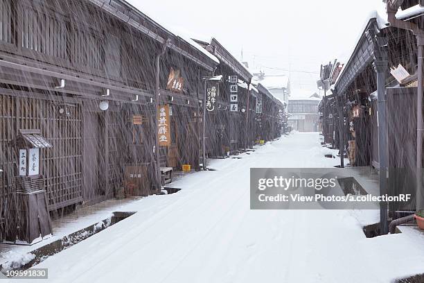 alley in winter - 高山 ストックフォトと画像