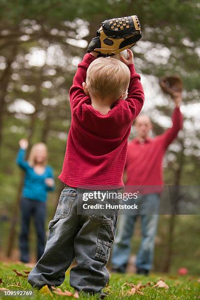 boy playing baseball with his parents and saying 'throw' using sign language to communicate - baseball mom fotografías e imágenes de stock