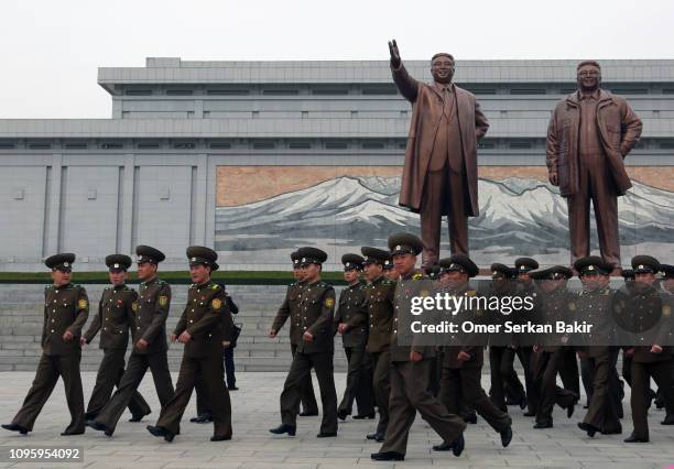 leader e soldati nordcoreani - north korea foto e immagini stock