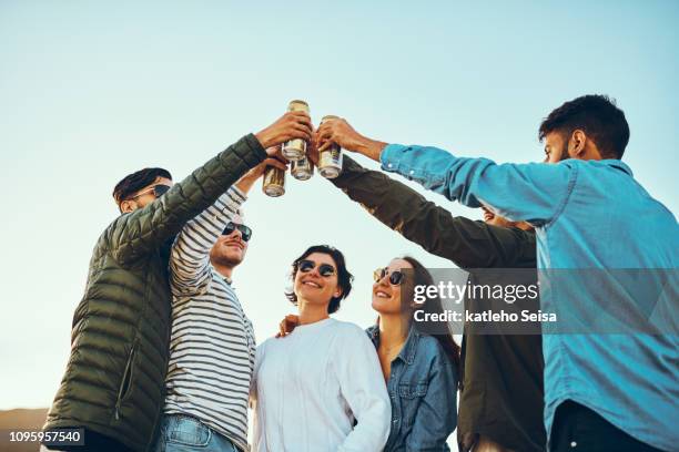 cheers aan leven - blank can stockfoto's en -beelden