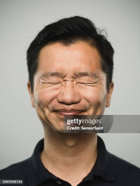 Echte Chinesischer Mann Mit Kastenfrmigen Ausdruck Und Augen Geschlossen, Stock-Foto