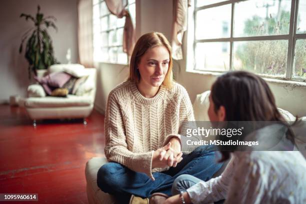 moeder en dochter hebben een gesprek. - positieve emotie stockfoto's en -beelden