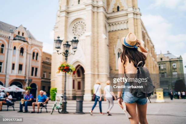 vrouwelijke verkennen toeristenstad - novi sad stockfoto's en -beelden