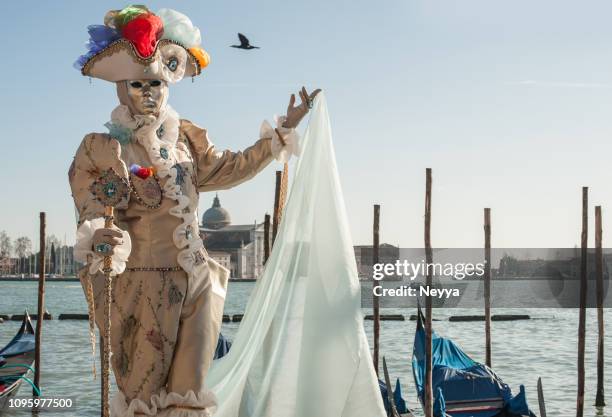 disfraz veneciano histórico con máscara en el carnaval de venecia - máscara veneciana fotografías e imágenes de stock