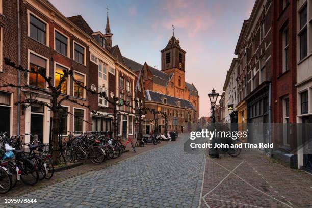 holland, leiden - iconic church - leiden nederland fotografías e imágenes de stock