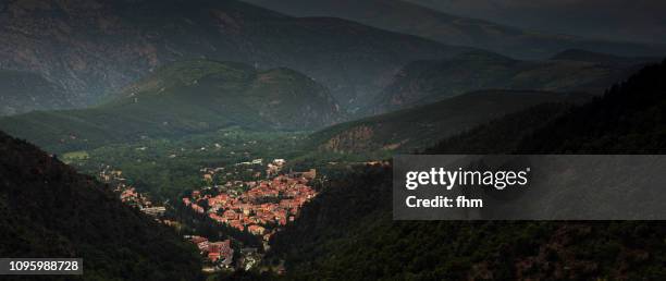 a village in the pyrenees (casteil, france) - pirenéus orientais imagens e fotografias de stock