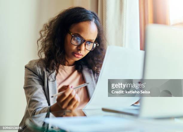 verblijf op de top home admin - woman filling out paperwork stockfoto's en -beelden