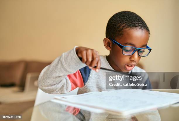 preparación para un futuro brillante por delante de él - child art fotografías e imágenes de stock