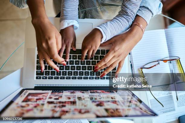 hoy aprendemos a usar una laptop - working mother fotografías e imágenes de stock