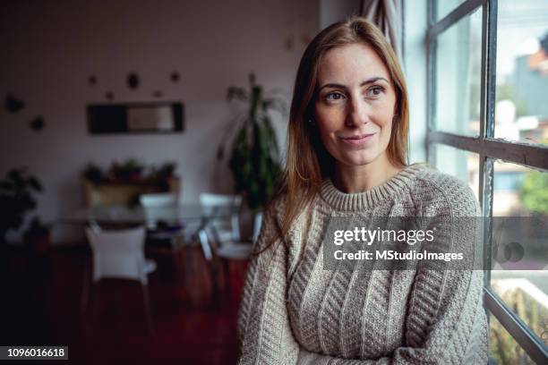 portret van een mooie latijnse vrouw. - female well being at home stockfoto's en -beelden