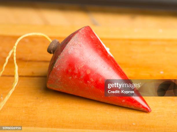 europe, uk, london, 2019: view of plumb line tool - schietlood-meetinstrument stockfoto's en -beelden