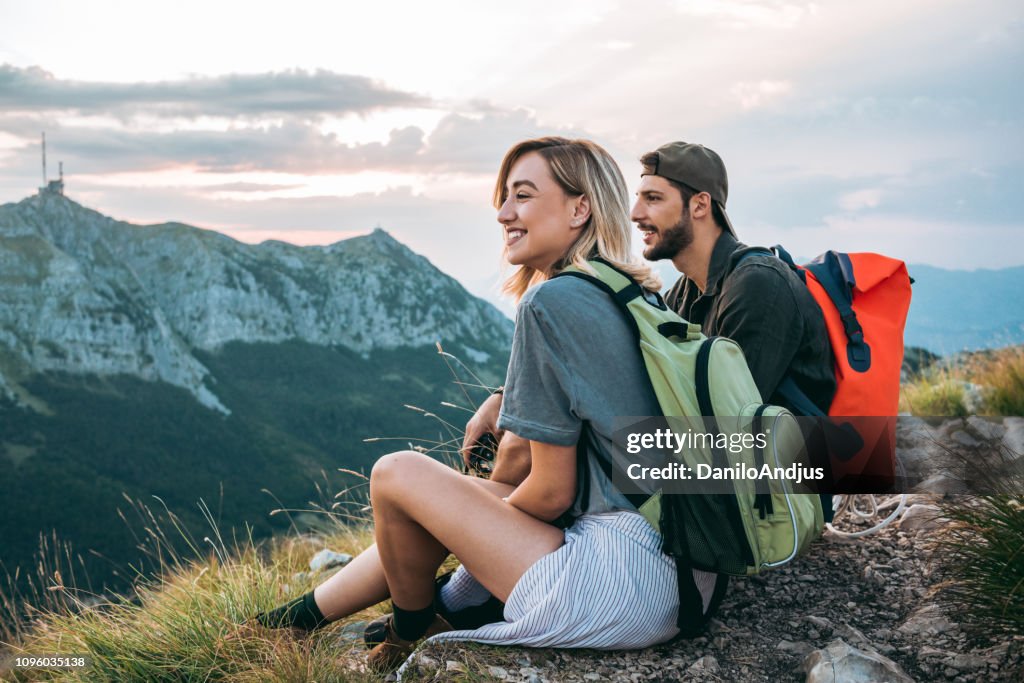 Beau jeune couple détente après la randonnée et de prendre une pause
