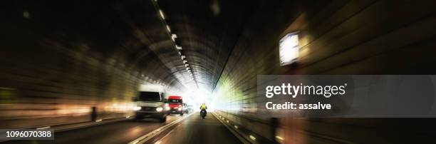 tráfico próximo peligroso dentro de un túnel de carretera - túnel de carretera fotografías e imágenes de stock