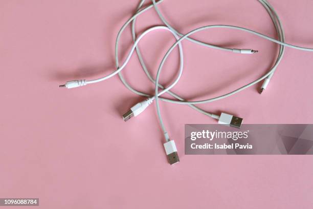 close-up of usb cables on pink background - clé usb photos et images de collection