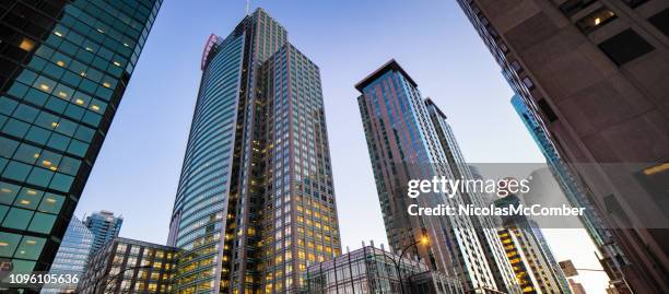 downtown montreal moderne gebouwen lage hoek panoramisch uitzicht - montreal city stockfoto's en -beelden