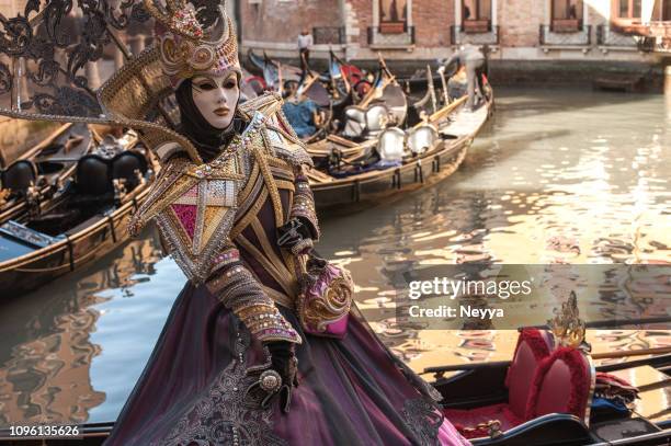 kvinna som bär mystic elegant mask på karnevalen i venedig - venetian bildbanksfoton och bilder