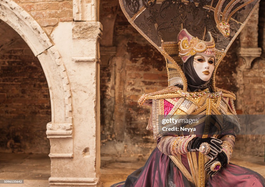 Frau mit mystischen elegante Maske am Karneval in Venedig