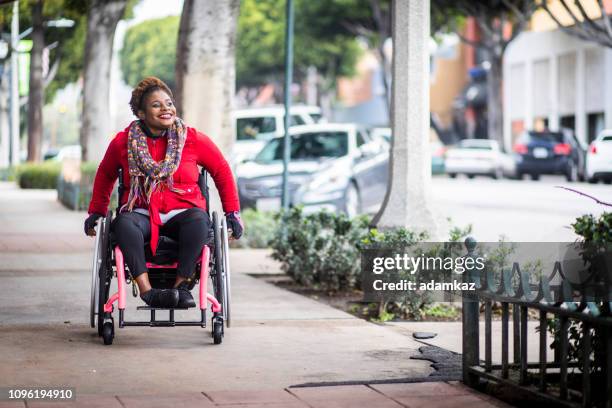 坐在輪椅上的一個年輕的黑人婦女的肖像 - black people 個照片及圖片檔