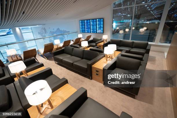 lege business lounge op de luchthaven - gate stockfoto's en -beelden